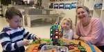 Elin Marie Bergendahl leker med to barn inne på barnehageavdeling.