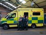 Øyvind står foran en ambulanse med to engelske kolleger.