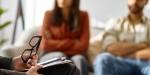 Bilde av to personer hos familievernet (bilde: colourbox.com)