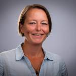 Portrettbilde av forsker Marianne Millstein som ser i kamera og smiler.