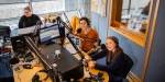 Tre studenter, Celine Stensrud, Magnus Thune og Nora Torgersen er klare for nyhetssending i studiet til Radio Nova