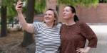 Olena og Yuliia tar en selfie sammen utendørs på campus.