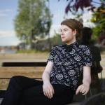 Portertt av Knut Hallvard som sitter på en benk.