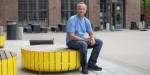 Anders Gjesvik sitter på en benk utenfor OsloMet.