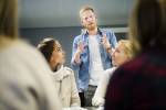 Lærer snakker til gruppe med studenter