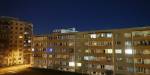 Bilde av lavblokker i kveldslys