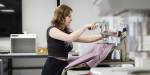 Rebecca tester stoff i en maskin.
