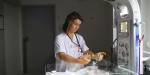 Jordmorstudent Mona Thysnes Roset sjekker utstyr på sykehuset