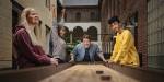 Sosiale studenter spiller shuffleboard i Studenthuset