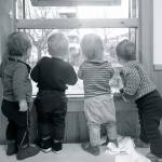 Fire barn som ser ut av et vindu