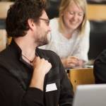 Studenter i klasserom som smiler