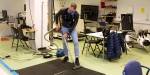 Bildet viser Carl Cristian Thodesen som støvsuger gulvet i laben. Dette er en av aktivitetene hvor det blir gjort målinger.