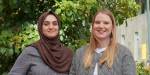 Labbiba Batool Akhtar og Ellen Holandsli Engenes står foran eit tre