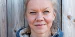 Portrettfoto av Gosia Malgorzata Wild foran ein trevegg.