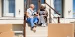 Illustrasjon av eit eldre par som sit på trappa til huset dei snart skal flytte frå (bilde: colourbox.com)