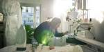 Ingrid Emma Jacobsen ved broderimaskinen.