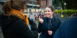 To kvinner på rådhusplassen i Oslo som bruker tegnspråk i en samtale med hverandre