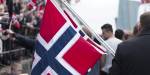 Bilde fra 17. mai feiring med norske flagg og tog.