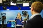 Marthe står foran kameraene i et studio på NRK.