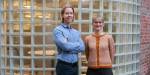 Martin Bavngaard og Anne Lund står foran en glassvegg