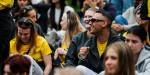 Blide studentar sit og ler