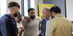 Alex, Sahaya, Amir fra Hvor er mine brødre, og Raymond Johansen og Usman Mushtaq står tett i en halvsirkel og snakker.