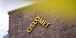 Fasade i mur med OsloMet-logoen på.