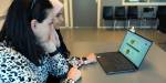 Shatha Amer og Duaa Krenbeh ved en labtop. De studerer statistikk på skjermen