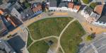 Bilde fra liten skandinavisk by tatt med drone