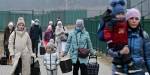 Kvinner og barn krysser den ukrainske grenser inn til Polen ved Medyka, 8. mars 2022.