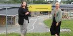 Linda Davidsen (t.v.), styrer i Søråsteigen barnehage og Cecilie Kolstad, styrer i Solbergtunet barnehage foran barnehage med skilt hvor det står "Universitetsbarnehage".