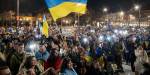 oversiktsbilde over menneskehavet som deltok på støttemarkering for Ukraina foran Stortinget 24. februar 2025