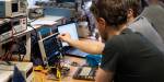 To elektronikkingeniør-studenter bruker elektroniske instrumenter i laboratoriet på OsloMet.