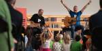 Musikere holder forestilling for barn i skolen.