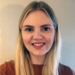 Silje smiler og ser inn i kameraet