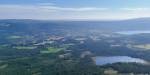 Flyfoto fra Hurdal med skog, vann og jordbruksområder
