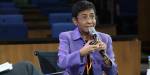 Maria Ressa med ein mikrofon