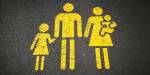 Illustrasjon av familie i gult på svart asfalt.
