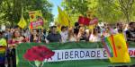 Mennesker i Portugal som demonstrerer og viser sin støtte til Nellikrevolusjonen 25. april.
