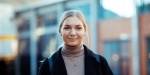 Frida står på Campus Pilestredet og smiler