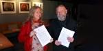 Anne-Cathrine Grambo og Oddgeir Osland holder kontrakt i hendene.