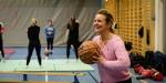 Tonje Langnes står i en gymsal klar til å kaste en basketball hun har i hendene.
