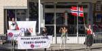 SIAN-leder Lars Thorsen taler under en markingen på torget i Arendal med plakaten: Bevar Norge fritt. Forby Sharia