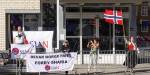 SIAN-leder Lars Thorsen taler under en markingen på torget i Arendal med plakaten: Bevar Norge fritt. Forby Sharia
