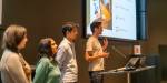 Fire studenter holder en presentasjon.