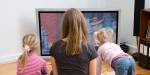 Mor og to barn som ser på TV bakfra