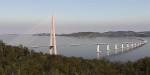 Illustration of a bridge over the Bjørnafjord. The bridge floats on the sea.