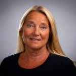 Portrettbilde av forsker Trine Myrvold som ser i kamera og smiler.