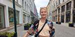 Ewelina står midt i en bygate med bygninger på begge sider.
