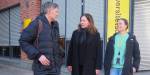 Balder Hasvoll, Solbjørg Mikkelsen og Line-Marie Holum står foran en av OsloMets bygninger i Pilestredet